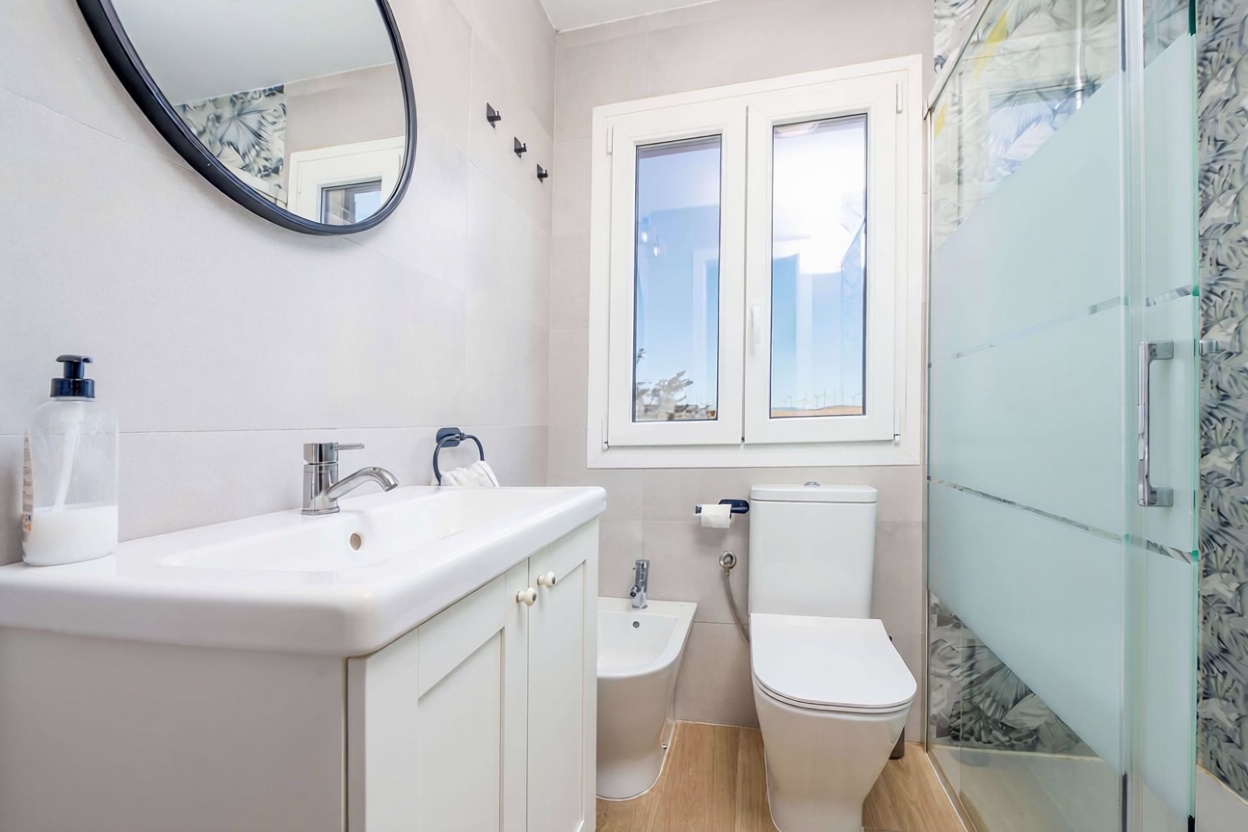 Ático à venda em primeira linha de mar em Zahara de los Atunes — Casa banho