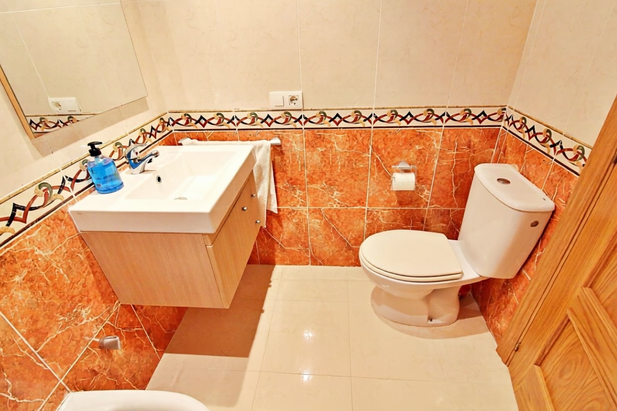 Flat for sale frontline beach in Oropesa del Mar — Bathroom