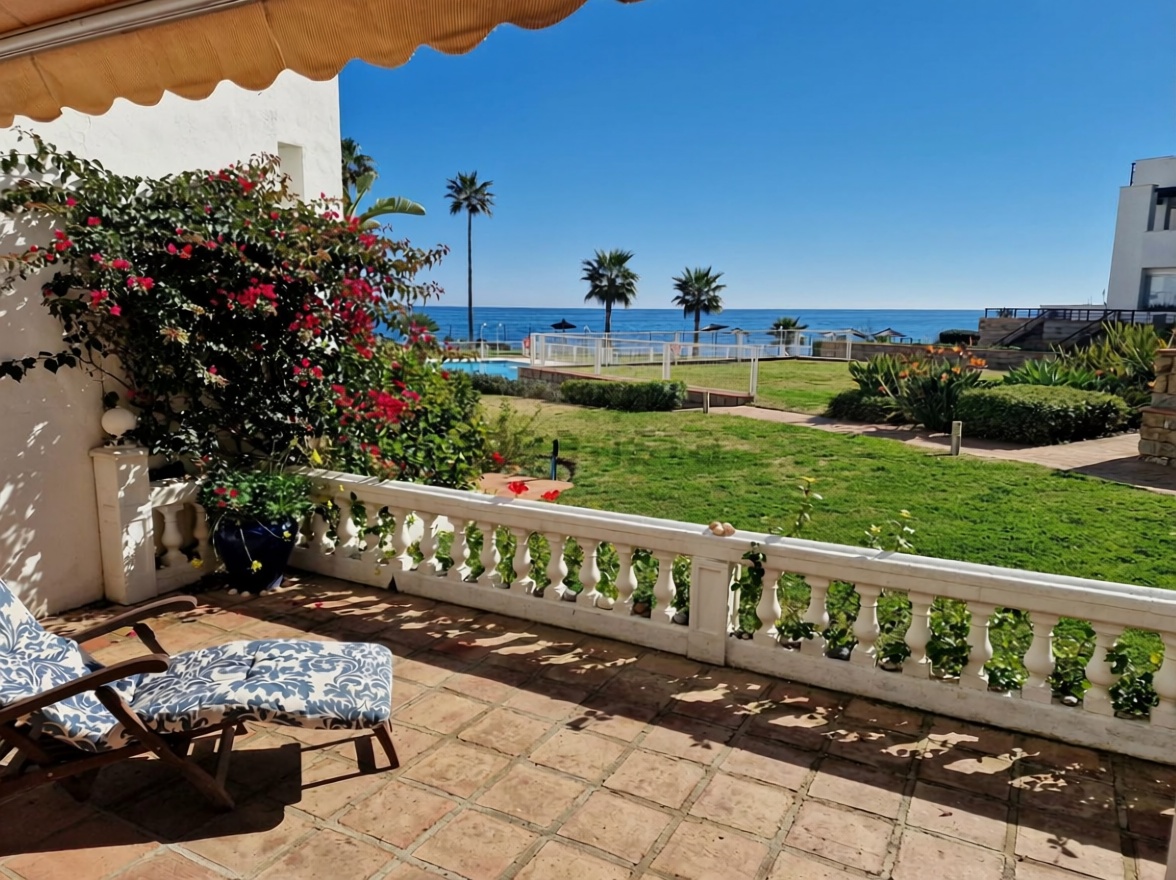 Chalet en venta con acceso directo a la playa en Casares — Terraza mar