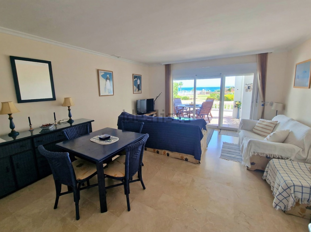 Chalet en venta con acceso directo a la playa en Casares — Salón