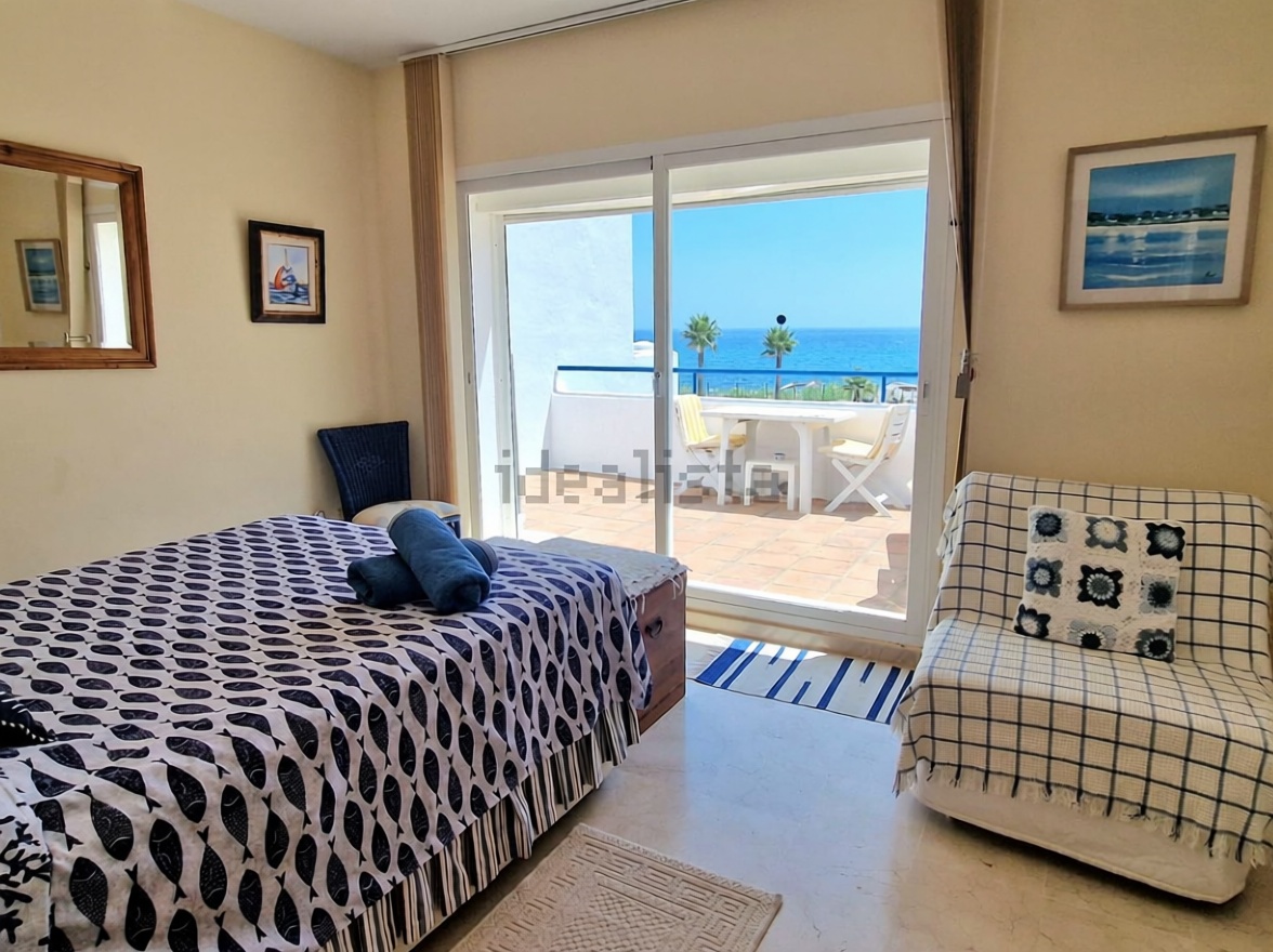 Chalet en venta con acceso directo a la playa en Casares — Dormitorio