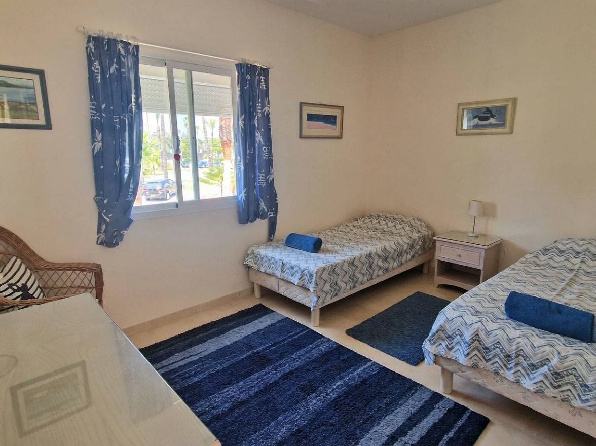 Chalet en venta con acceso directo a la playa en Casares — Dormitorio