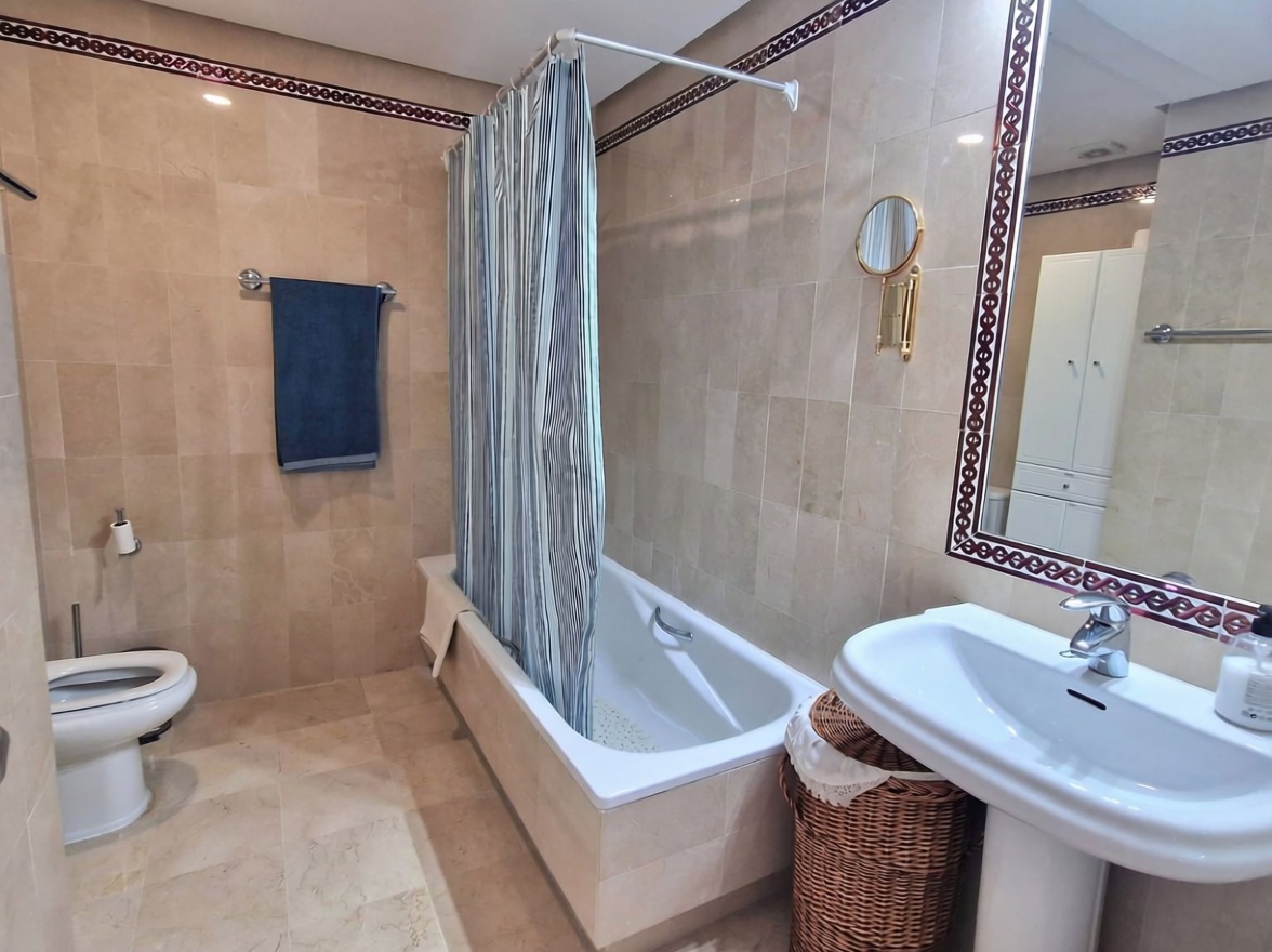 Chalet en venta con acceso directo a la playa en Casares — Baño
