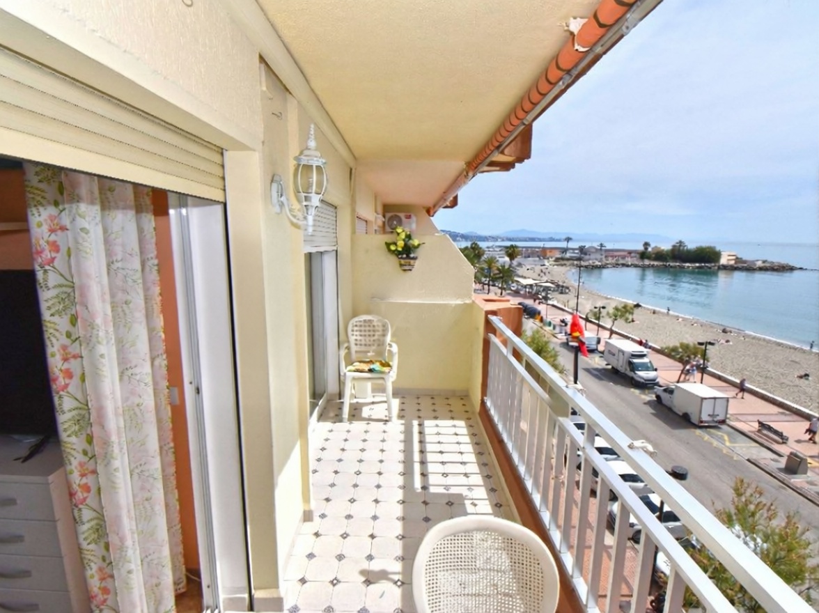 Flat for sale frontline beach in Fuengirola