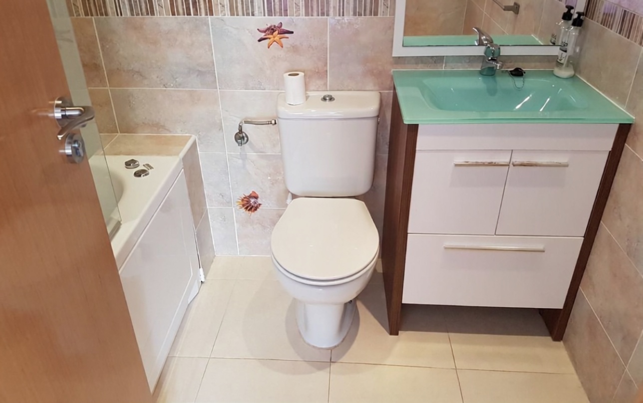 Flat for sale frontline beach in Oropesa del Mar — Bathroom