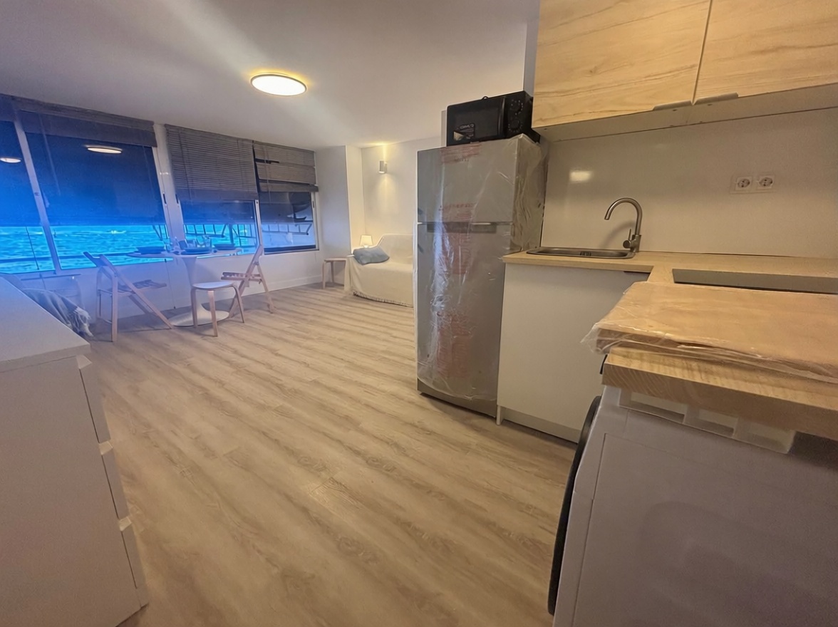 Studio for sale frontline beach in Las Palmas de Gran Canaria — Kitchen