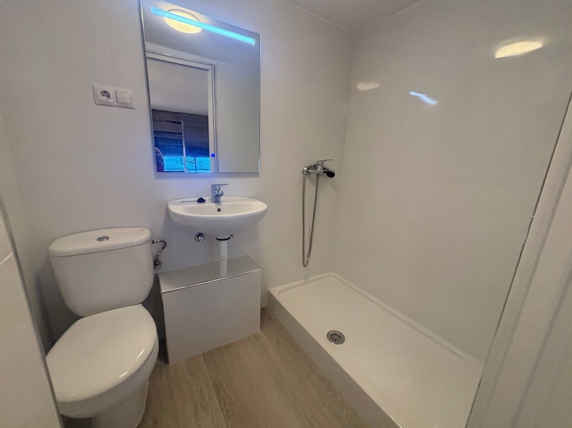 Studio for sale frontline beach in Las Palmas de Gran Canaria — Bathroom