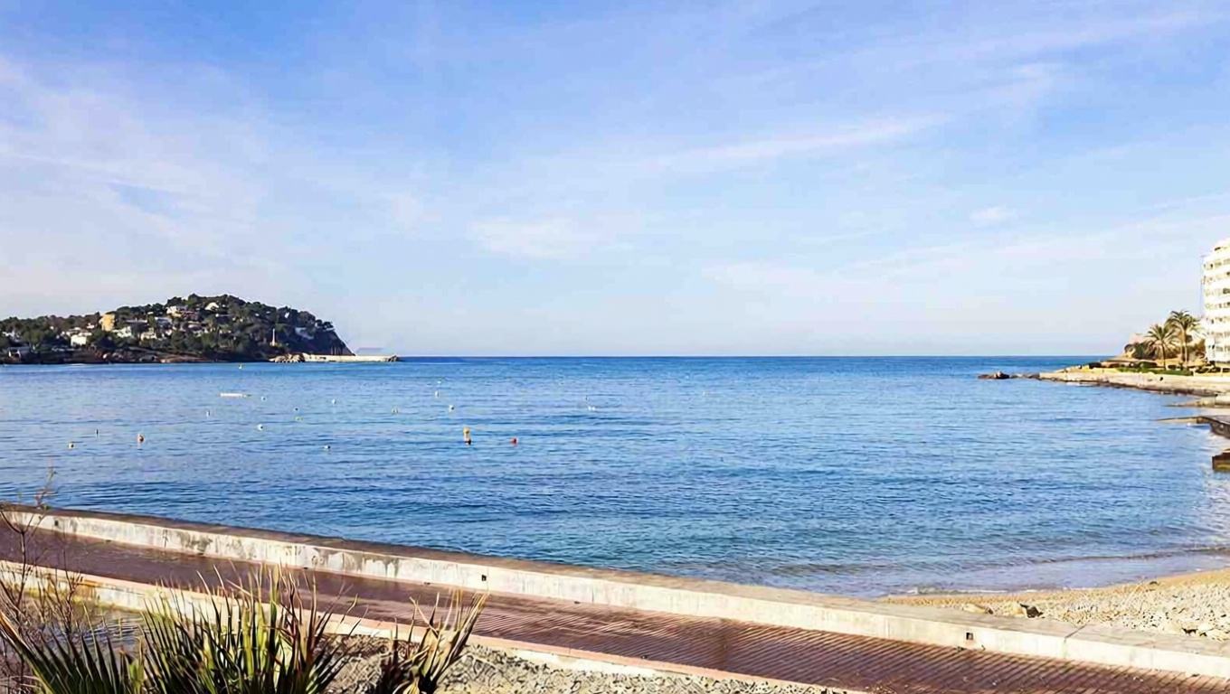 Flat for sale frontline beach in Calvià — Sea view