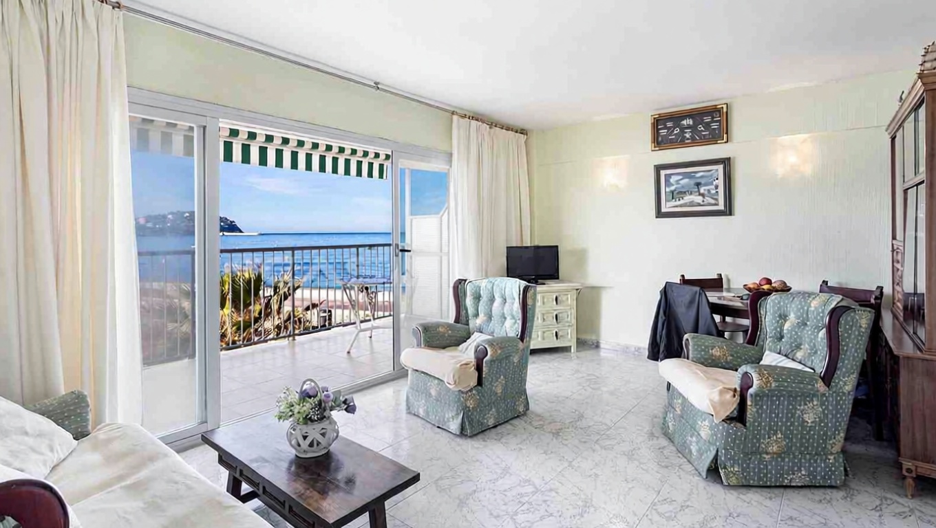 Flat for sale frontline beach in Calvià — Living room