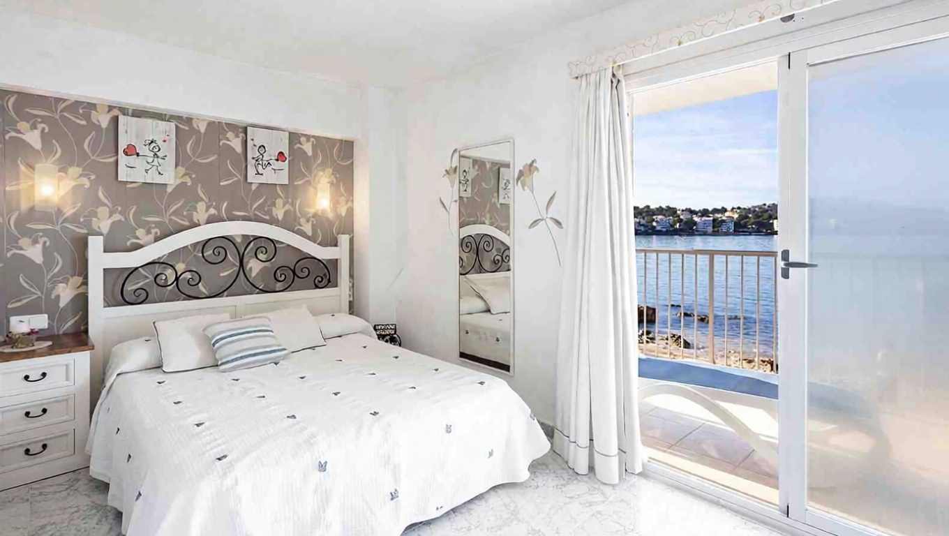 Flat for sale frontline beach in Calvià — Bedroom