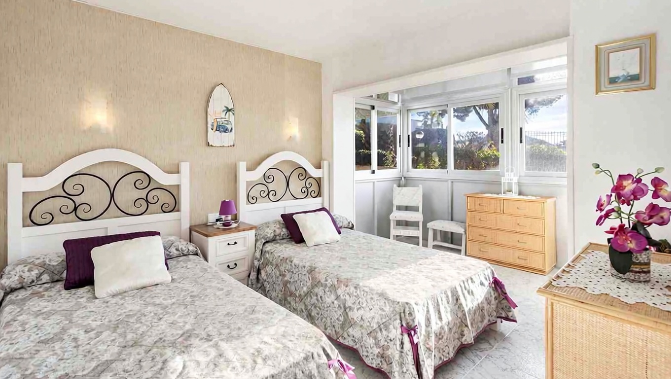 Flat for sale frontline beach in Calvià — Bedroom