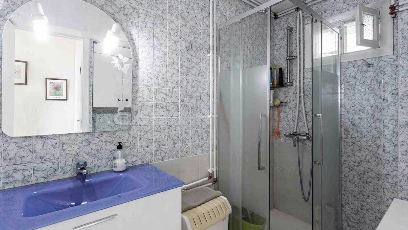 Flat for sale frontline beach in Calvià — Bathroom