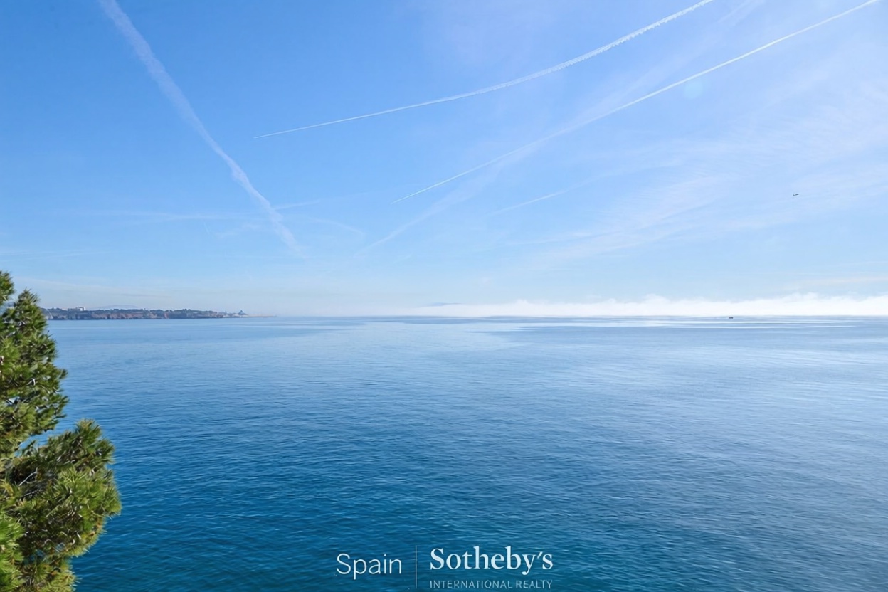 Flat for sale frontline beach in Calvià — Sea view