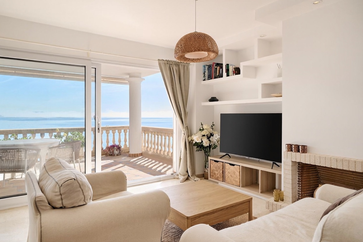 Flat for sale frontline beach in Calvià — Living room