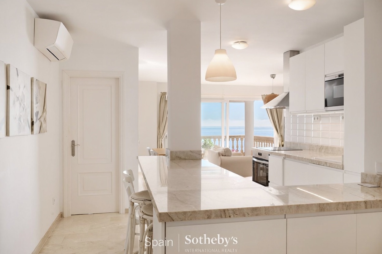 Flat for sale frontline beach in Calvià — Bedroom