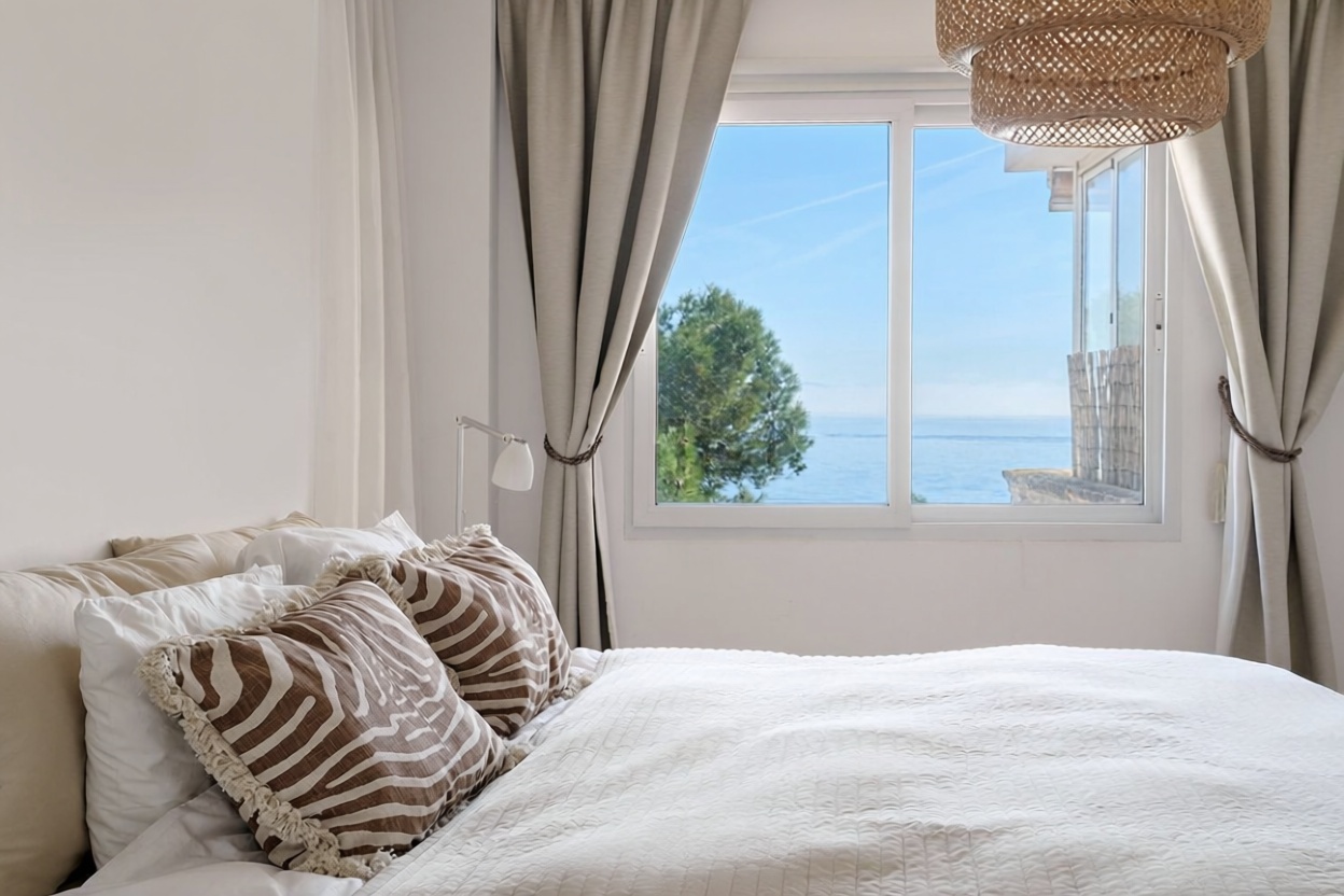 Flat for sale frontline beach in Calvià — Bathroom