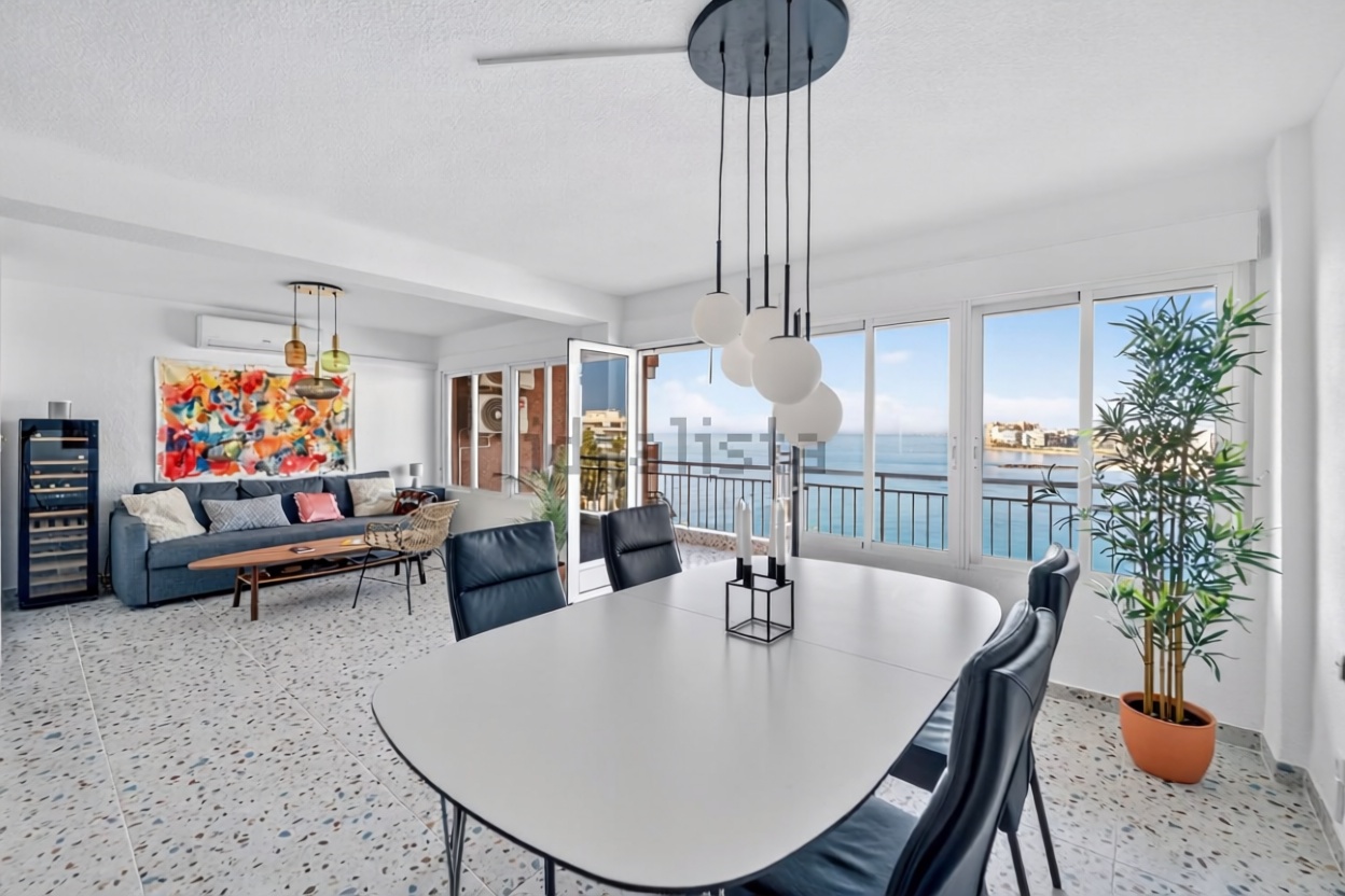 Wohnung in erste Strandlinie in Torrevieja — Wohnzimmer