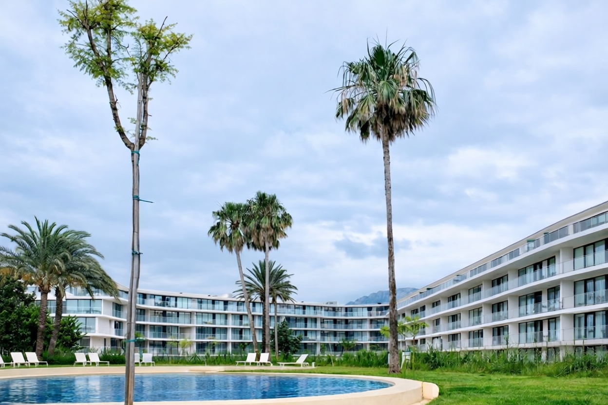 Flat for sale frontline beach in Denia — Pool