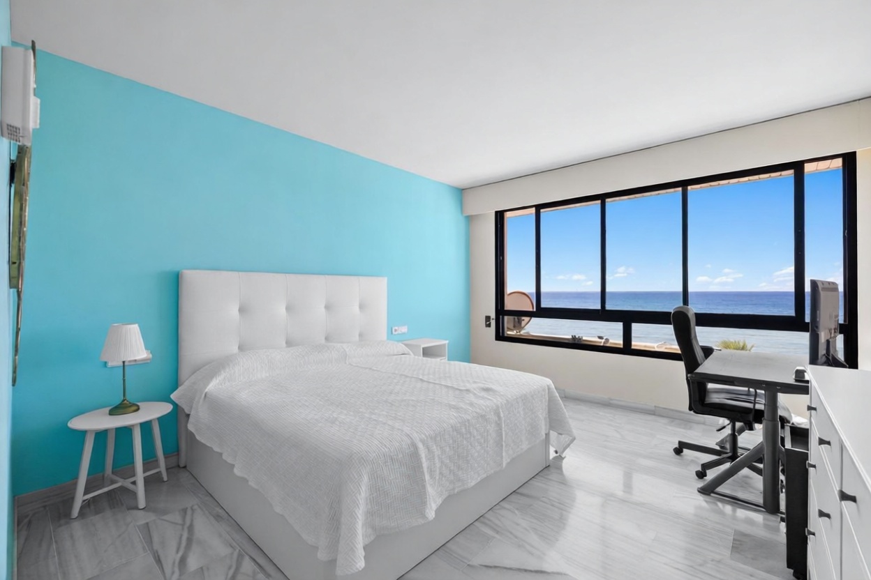 Piso en venta en primera línea de playa en Palma de Mallorca — Dormitorio