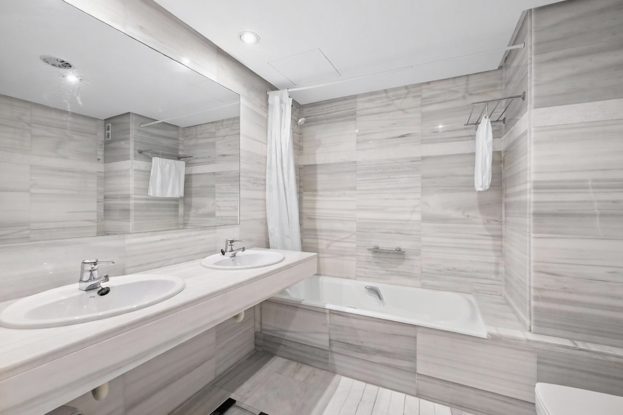 Piso en venta en primera línea de playa en Palma de Mallorca — Baño