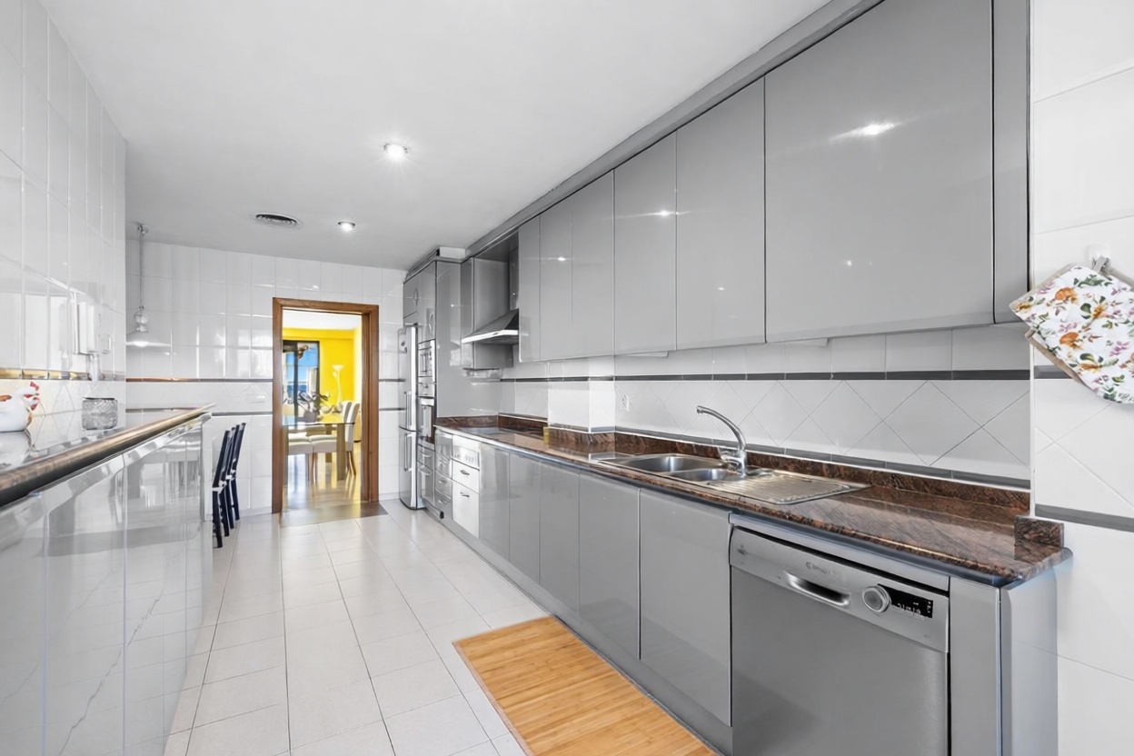 Piso en venta en primera línea de playa en Palma de Mallorca — Cocina