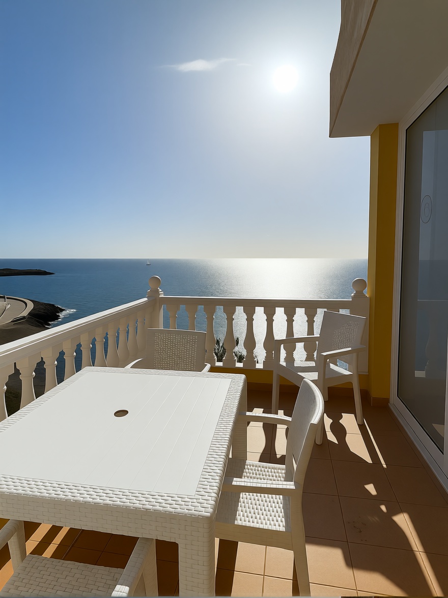 Beachfront flat in Mogán — Sea view