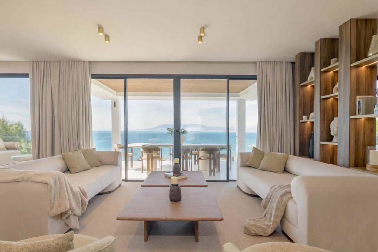 Chalet en venta con acceso directo a la playa en Málaga — Salón