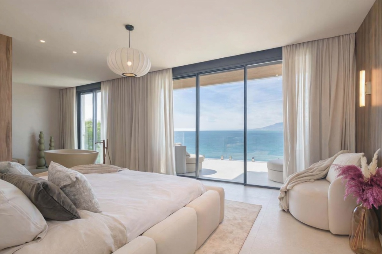 Chalet en venta con acceso directo a la playa en Málaga — Dormitorio
