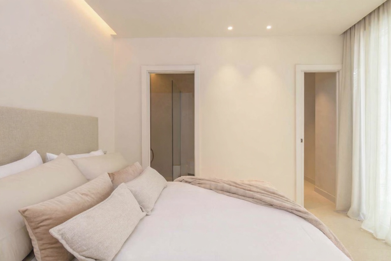 Chalet en venta con acceso directo a la playa en Málaga — Dormitorio