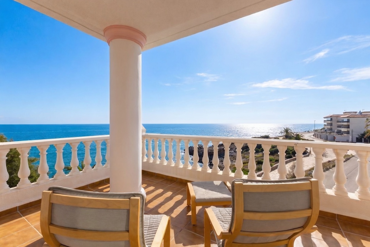Chalet for sale with direct beach access in Oropesa del Mar — Sea terrace