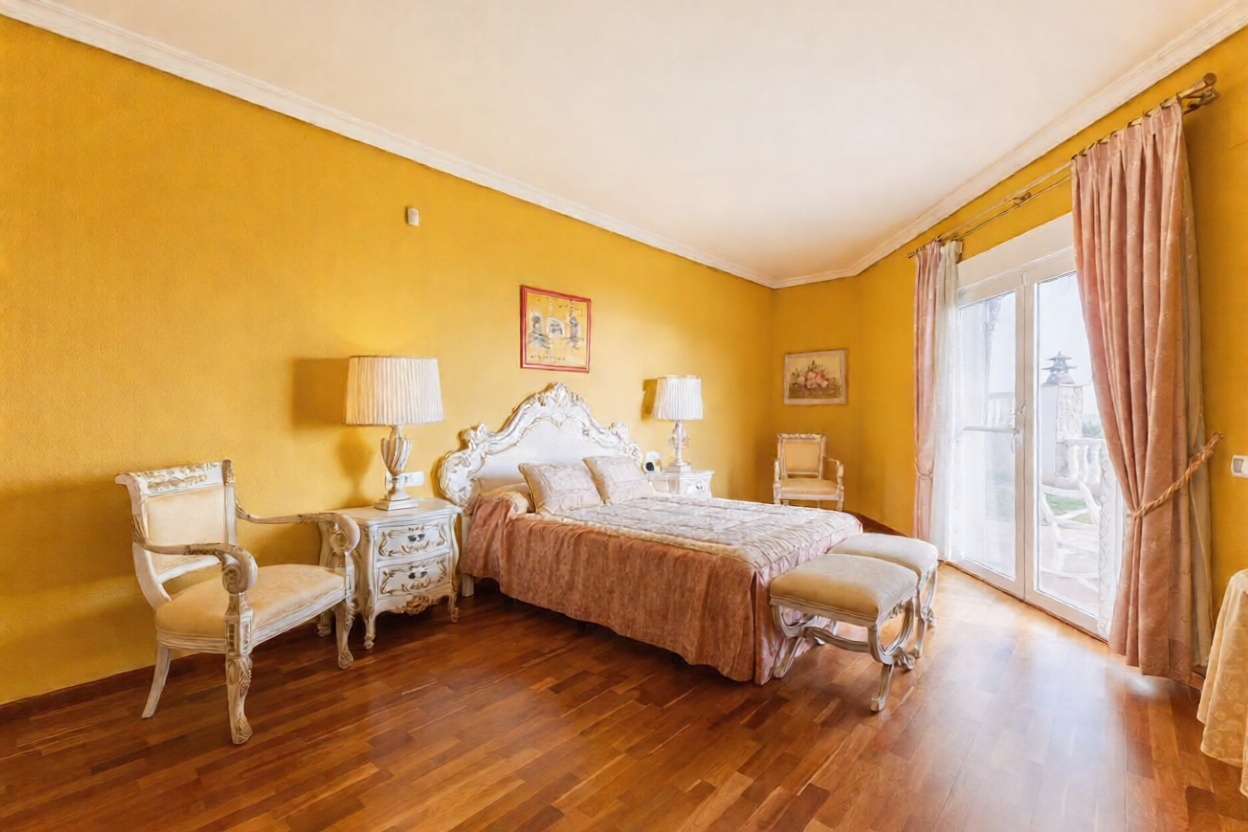 Chalet for sale with direct beach access in Oropesa del Mar — Bedroom