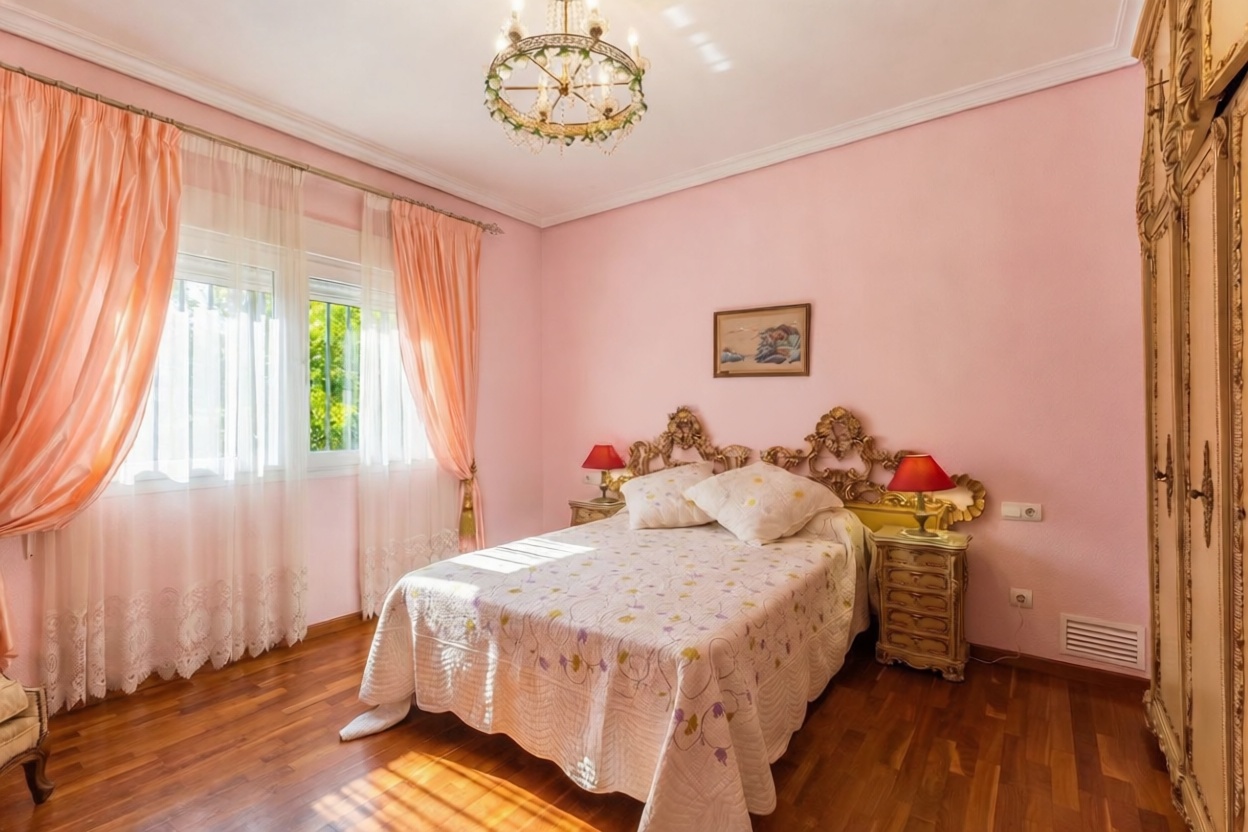 Chalet for sale with direct beach access in Oropesa del Mar — Bedroom