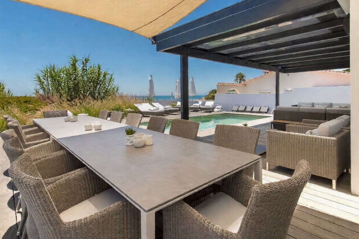 Chalet en venta con acceso directo a la playa en Marbella