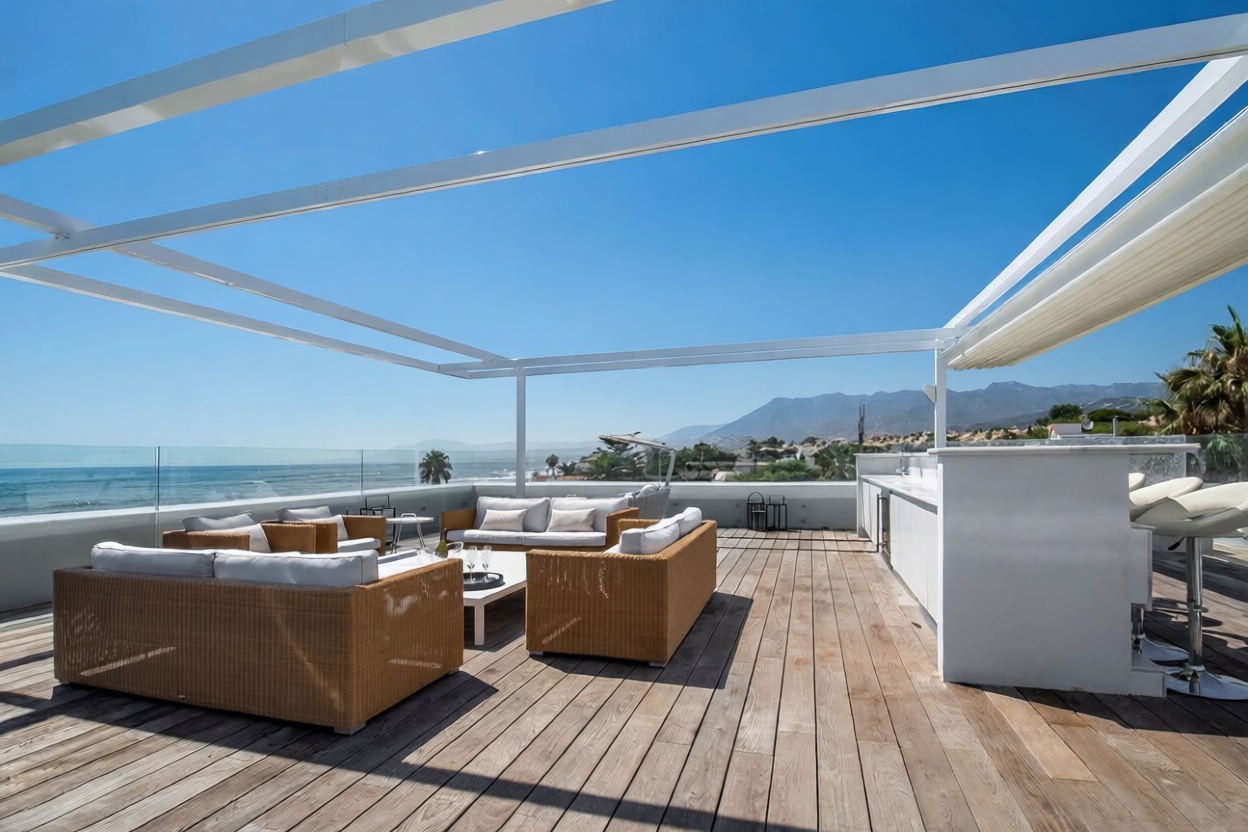 Chalet for sale with direct beach access in Marbella — Sea terrace