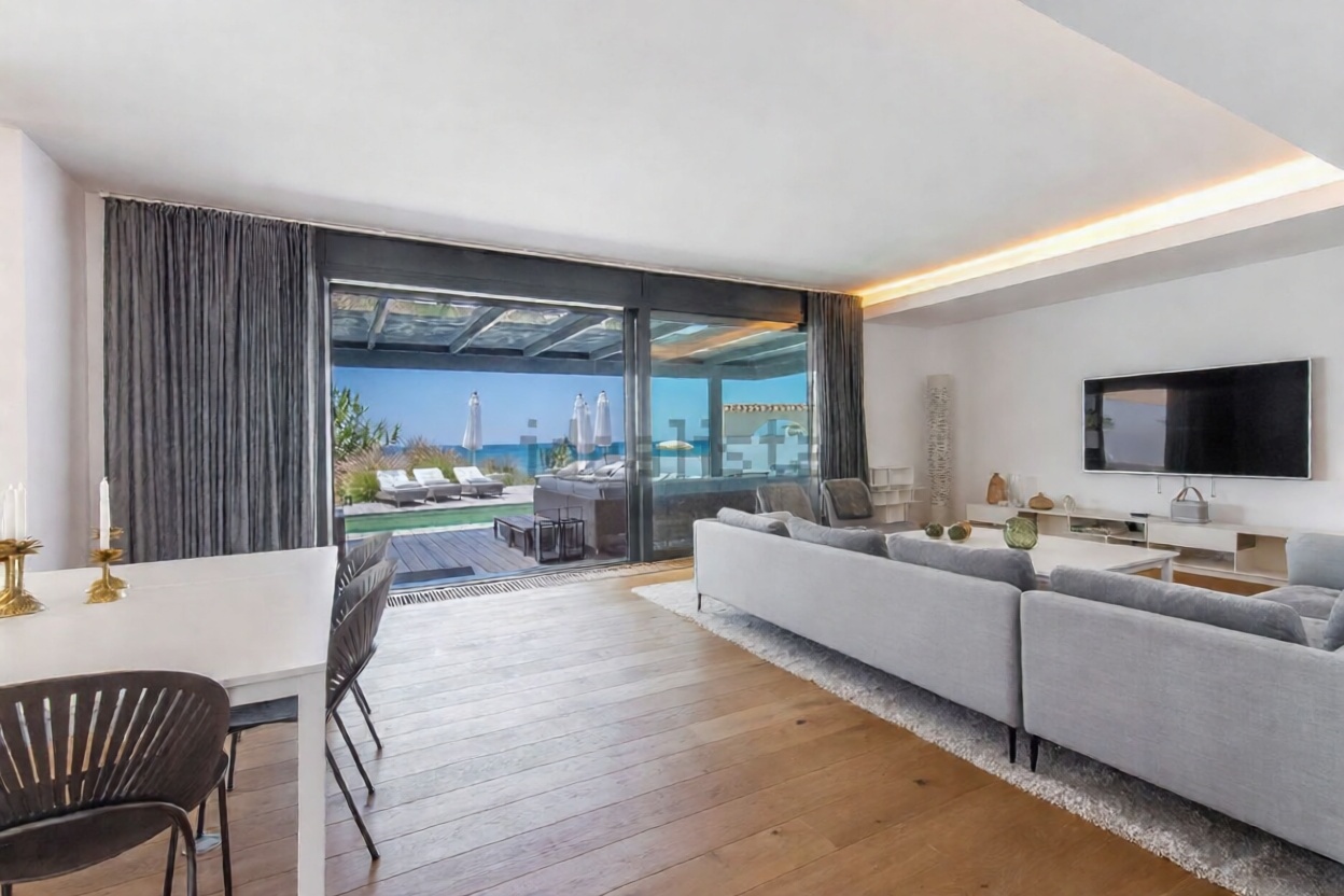 Chalet for sale with direct beach access in Marbella — Living room