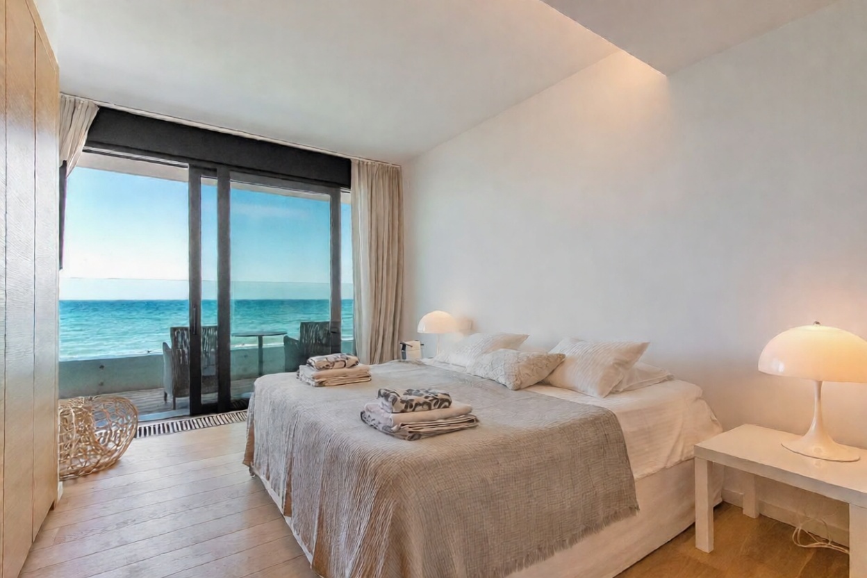 Chalet for sale with direct beach access in Marbella — Bedroom