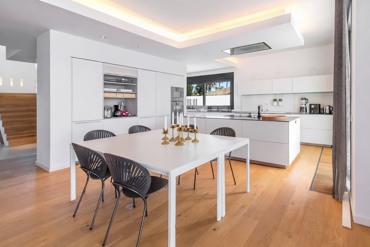 Chalet for sale with direct beach access in Marbella — Kitchen