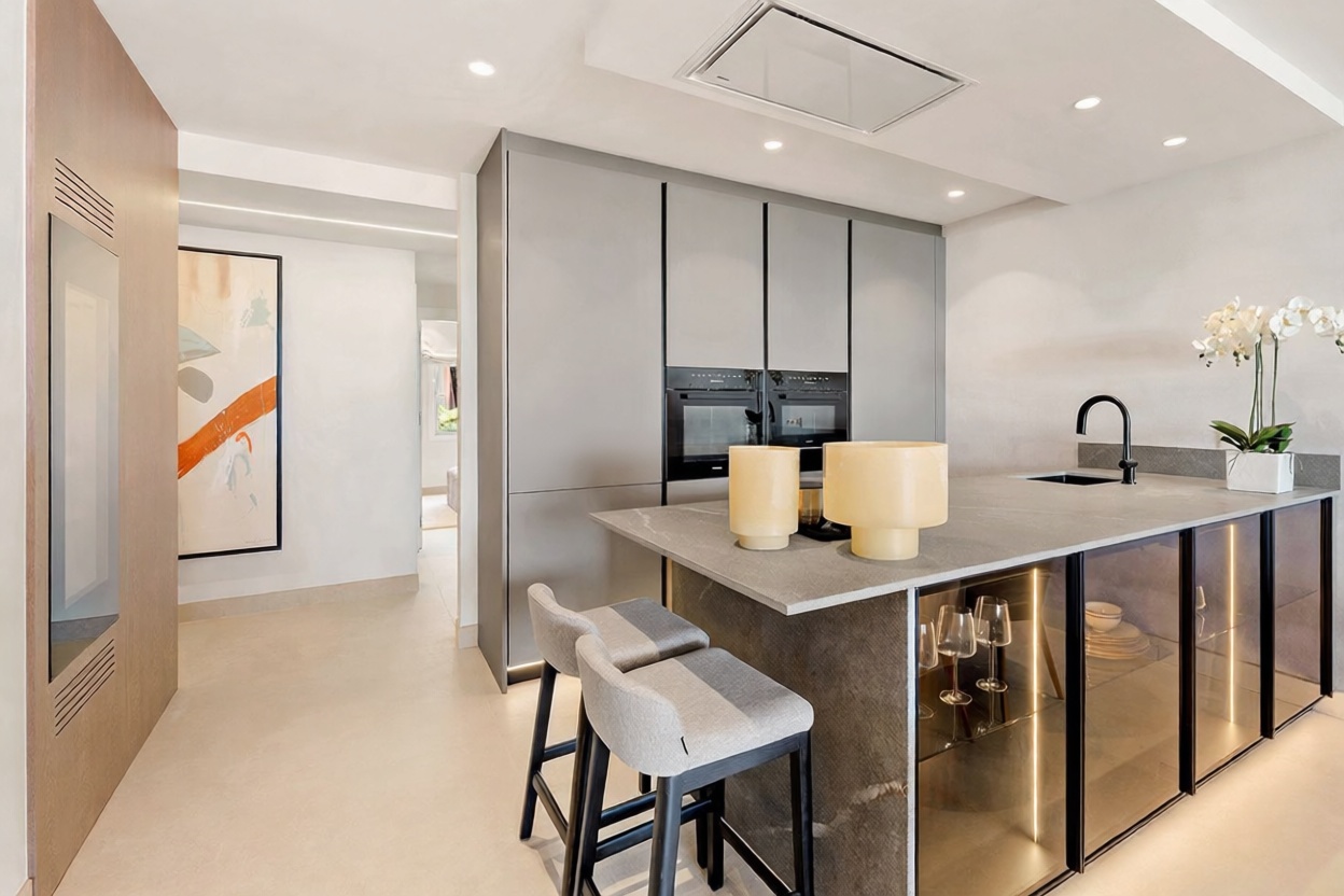 Piso en venta en primera línea de playa en Estepona — Cocina