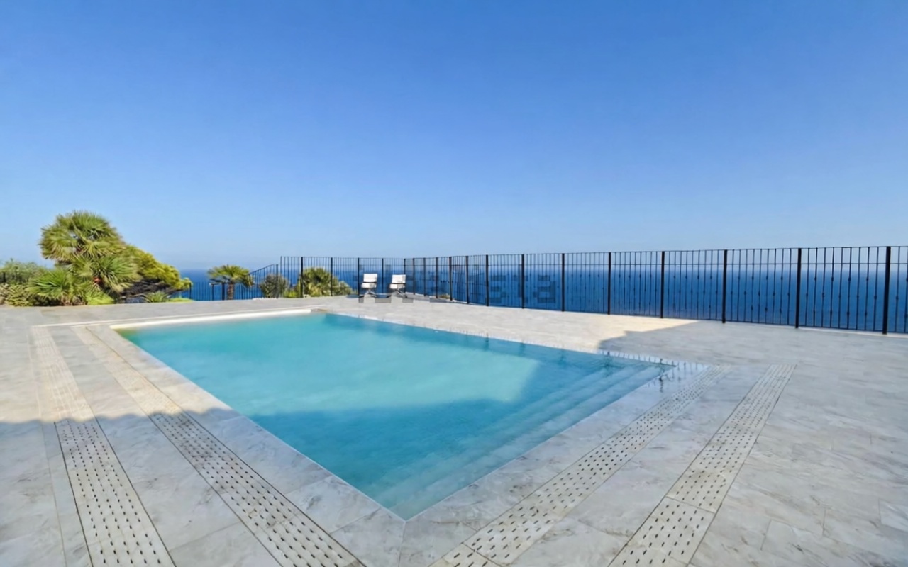 Chalet en venta con acceso directo a la playa en Jávea/Xàbia — Piscina
