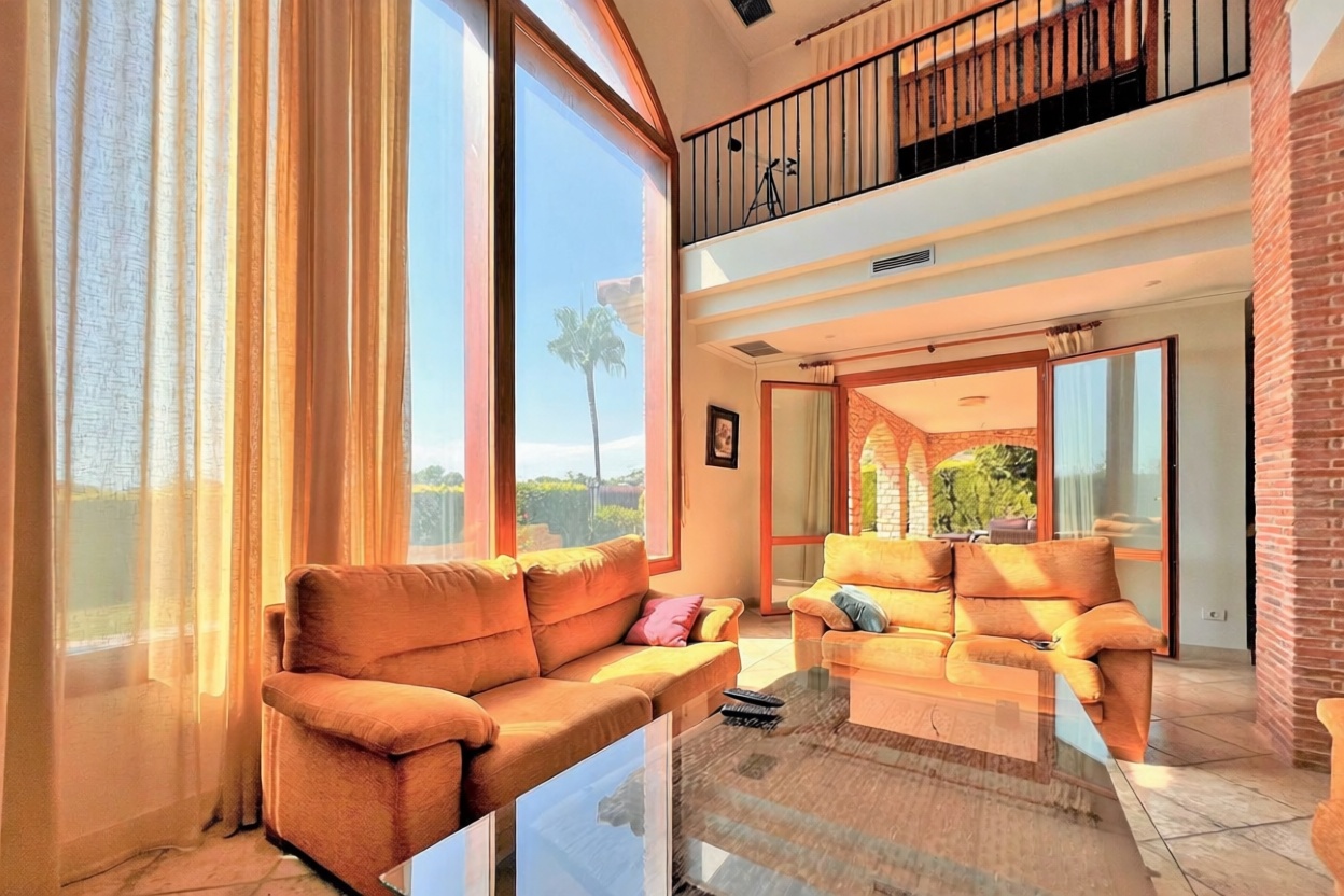 Chalet for sale with direct beach access in Oropesa del Mar — Living room