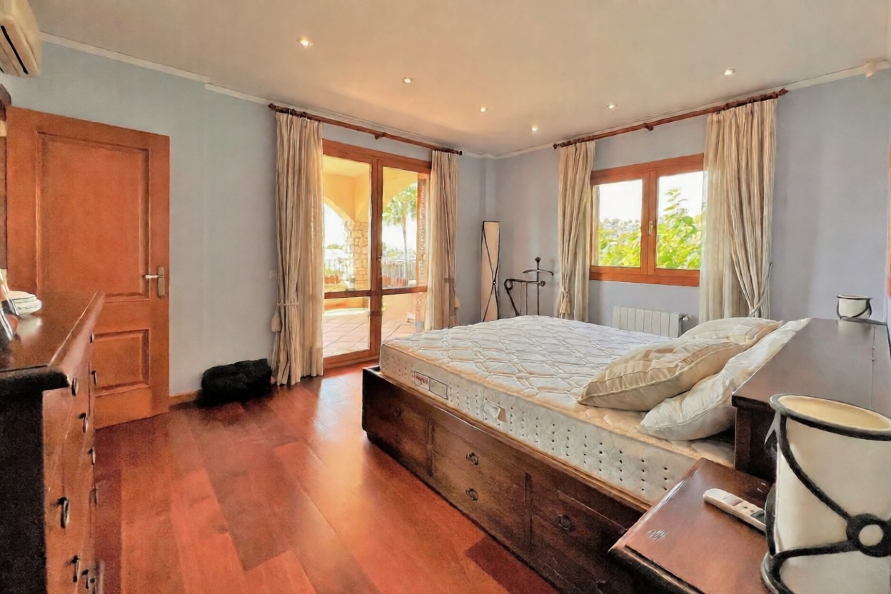 Chalet for sale with direct beach access in Oropesa del Mar — Bedroom