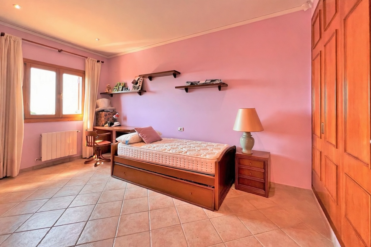 Chalet for sale with direct beach access in Oropesa del Mar — Bedroom