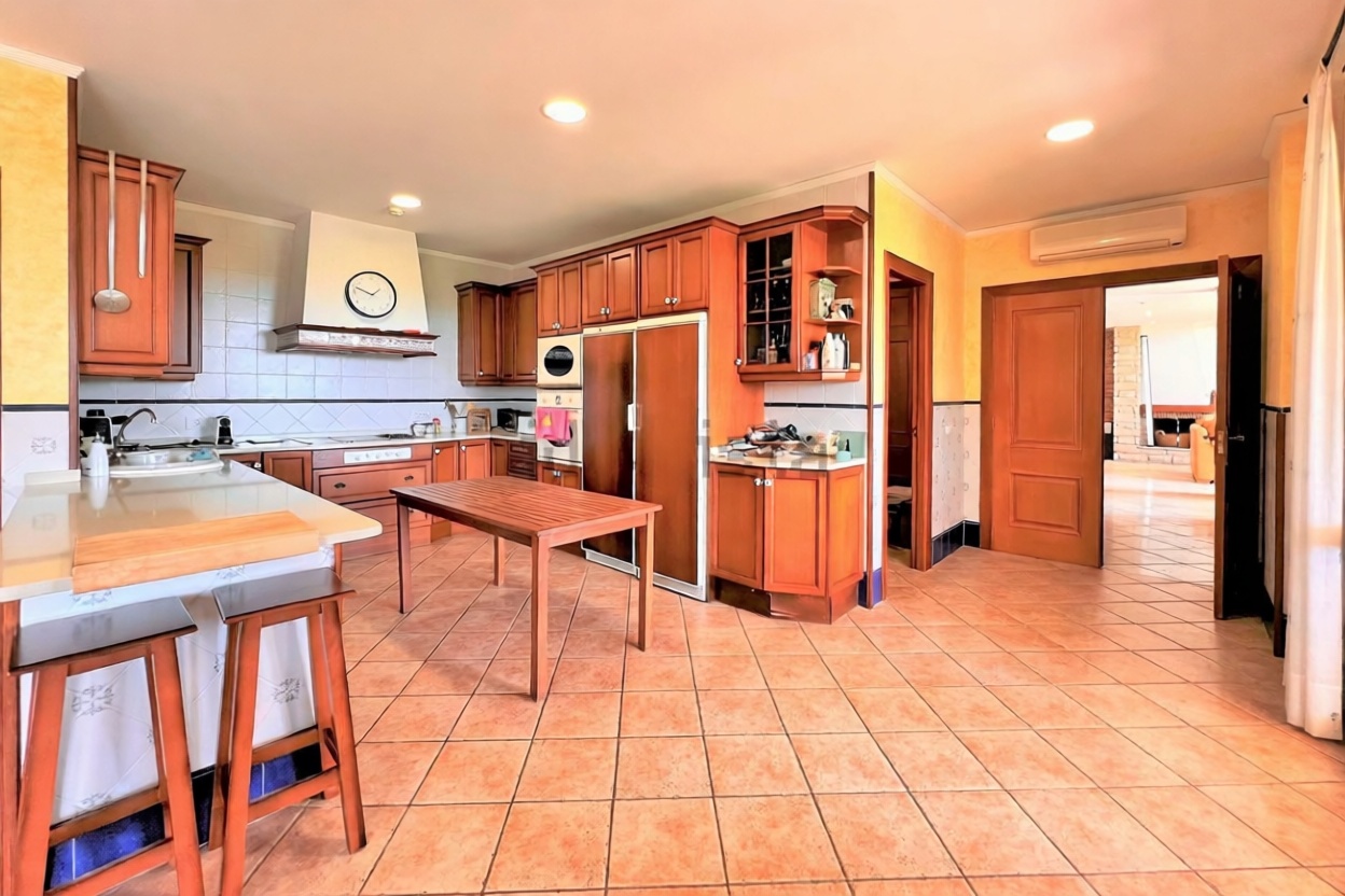 Chalet for sale with direct beach access in Oropesa del Mar — Kitchen