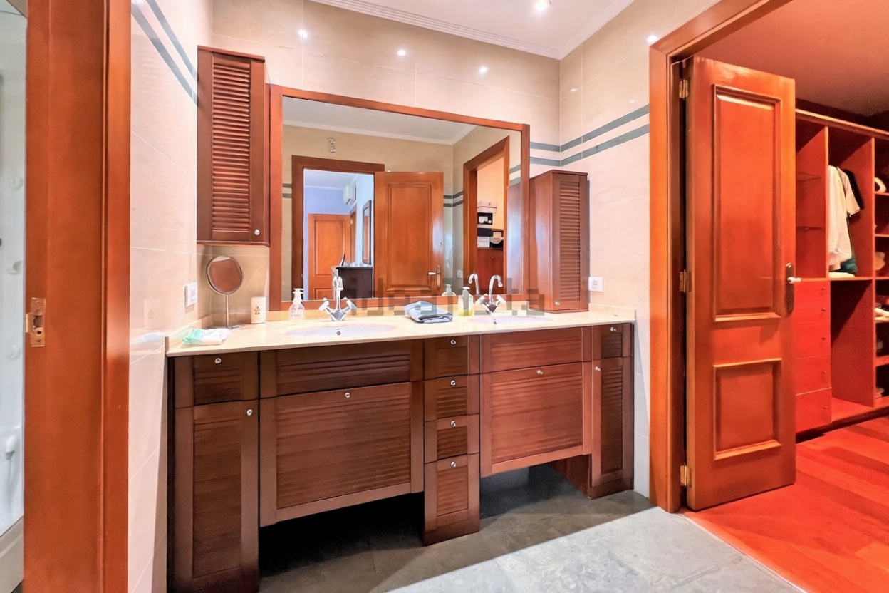 Chalet for sale with direct beach access in Oropesa del Mar — Bathroom