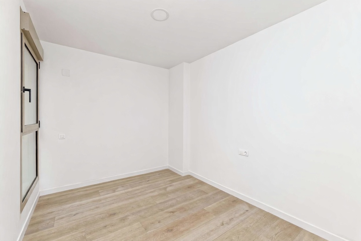 Flat for sale frontline beach in València — Bedroom