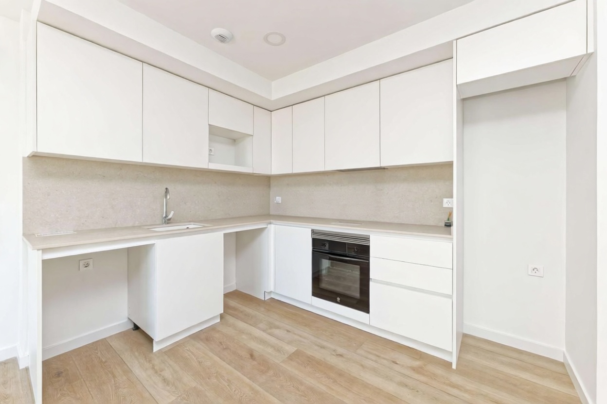 Flat for sale frontline beach in València — Kitchen