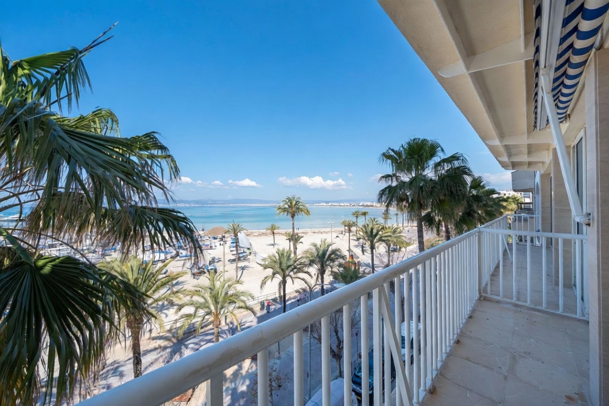 Flat for sale frontline beach in Llucmajor — Sea terrace