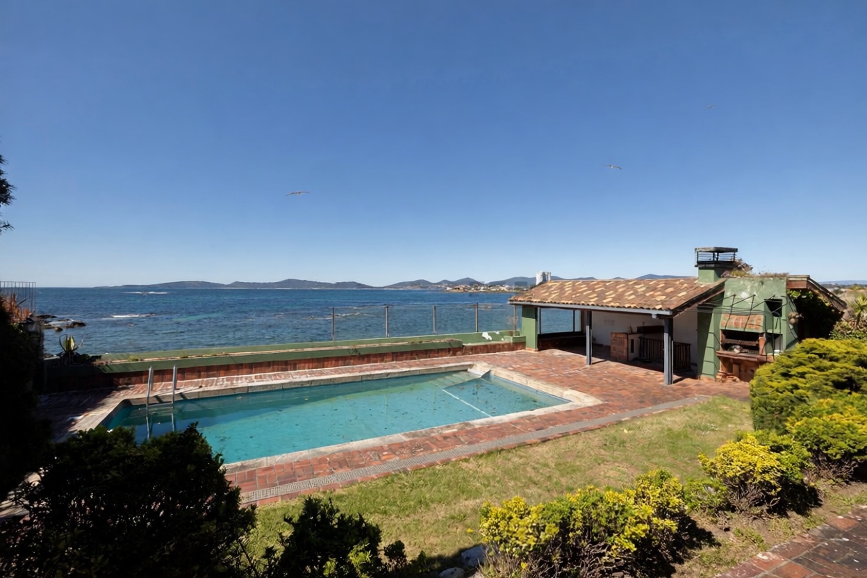 Chalet en venta con acceso directo a la playa en Oia — Vista mar