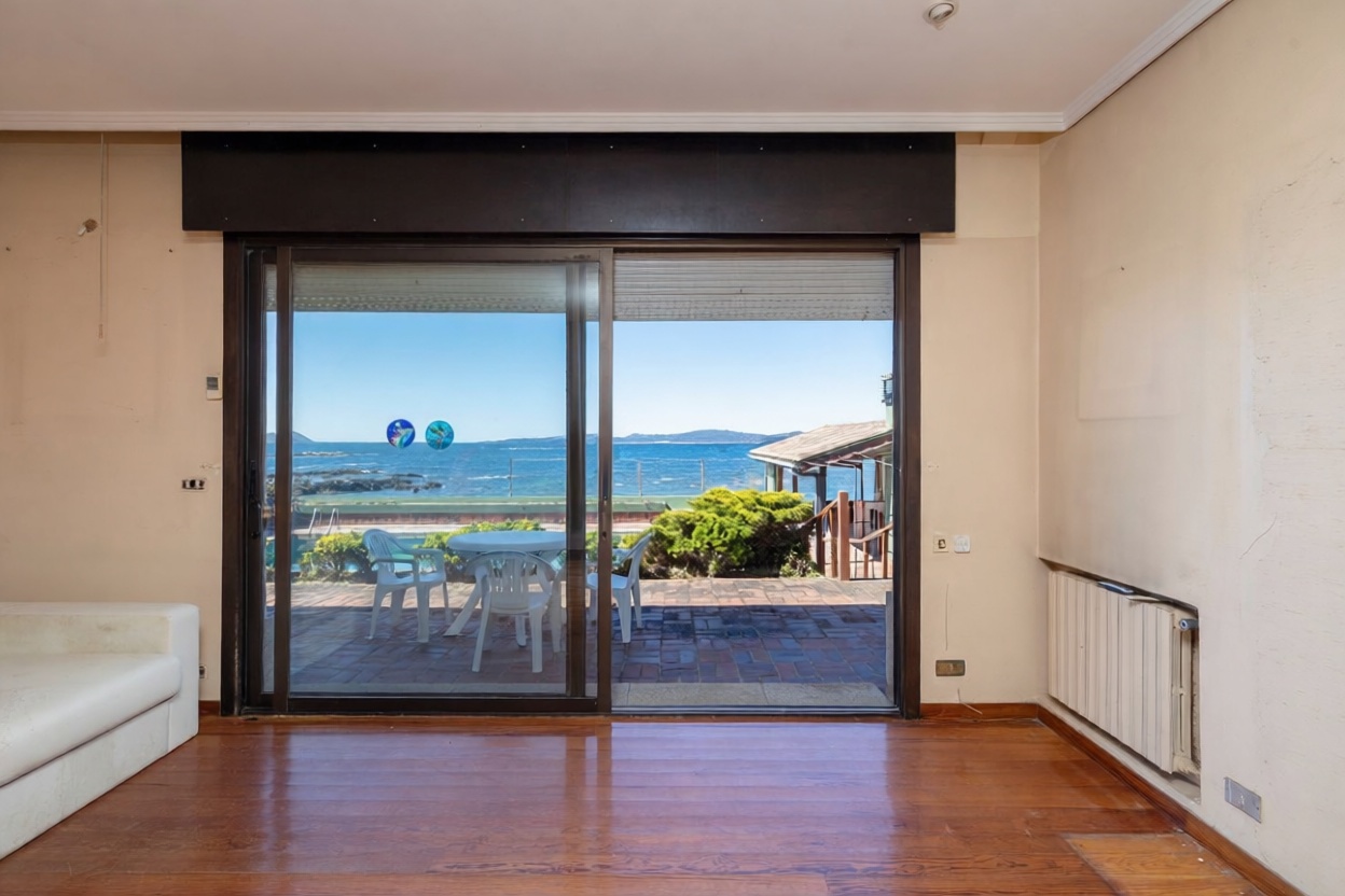 Chalet en venta con acceso directo a la playa en Oia — Salón