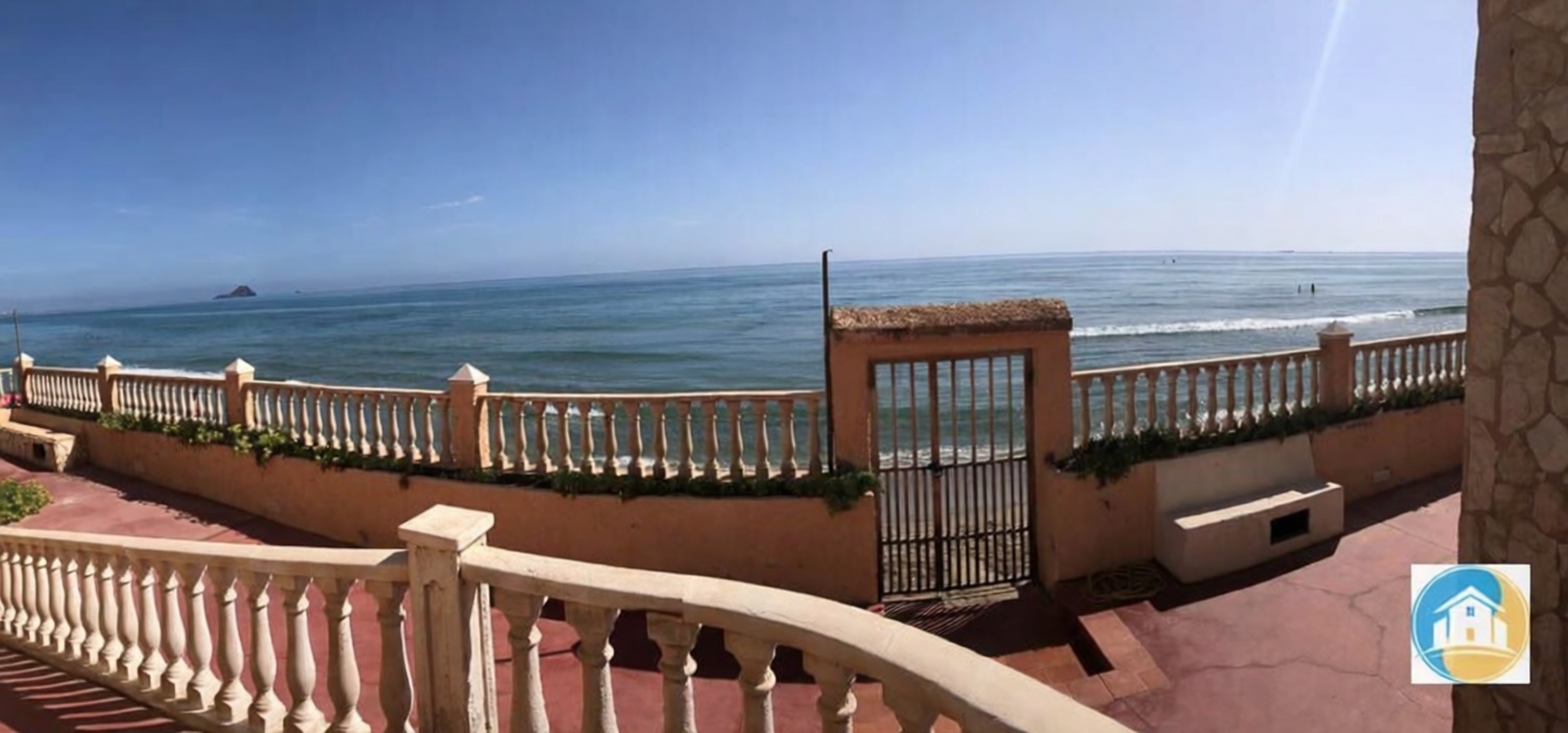 Chalet à vendre avec accès direct à la plage à La Manga del Mar Menor